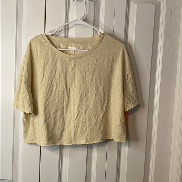Colsie Soft yellow Cropped Tee - Picture 1 of 4